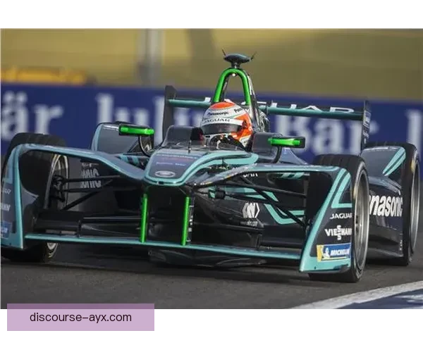 F1赛季最新动态分析：车队战绩变动与新秀表现盘点